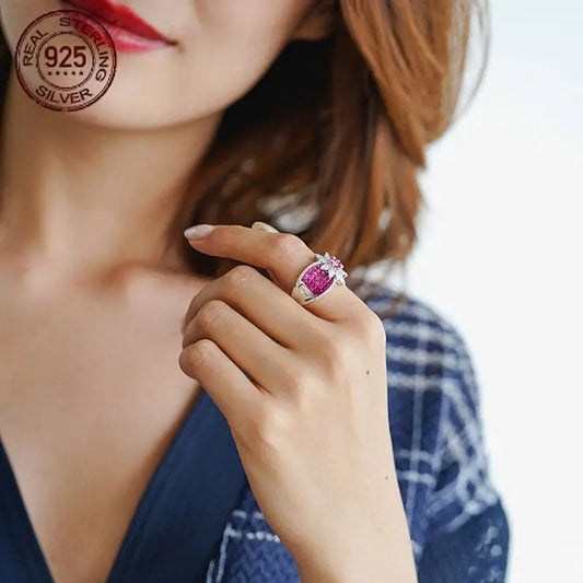 Anillo de Corona de Zirconia Sintética Roja con Baño de Oro Blanco y Baño de Plata 925