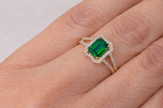 14K Gold Ring w/Striking Green Stone - Anillo Hermoso Oro 14k #7.5