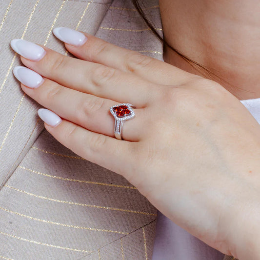 Anillo de plata 925 chapado en rodio con 4 circonitas centrales de marquesa Roja