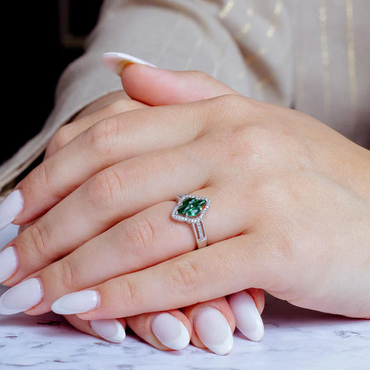 Anillo de plata 925 chapado en rodio con 4 circonitas centrales de marquesa Verde
