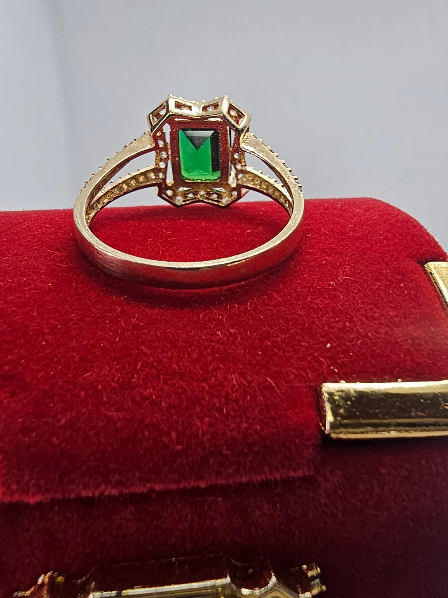 14K Gold Ring w/Striking Green Stone - Anillo Hermoso Oro 14k #7.5