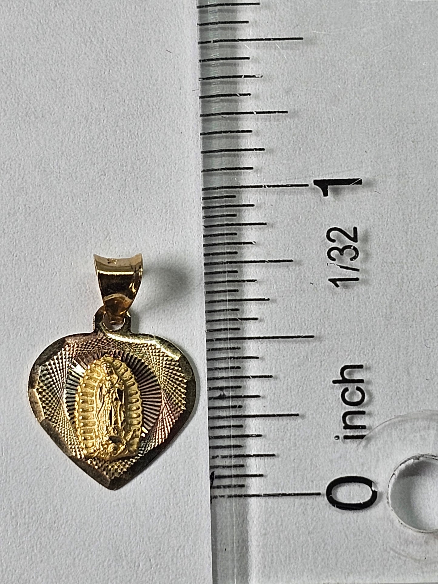Dige Virgen de Guadalupe forma de corazón 14k