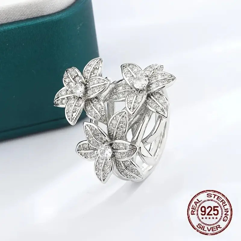 Anillo de Cóctel Elegante con Flor Bañada en Oro Blanco y Plata Pura 925 para Mujer