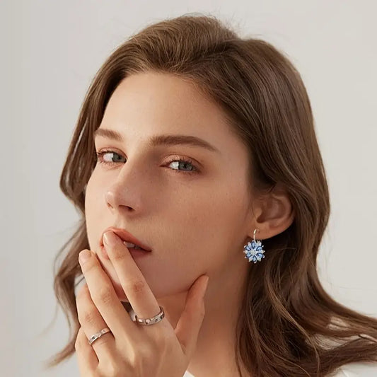 Pendientes de Aro S925 Plateado Azul Blanco Copo de Nieve con Hebilla, Lujo Ligero, Flores de Invierno Exquisitas