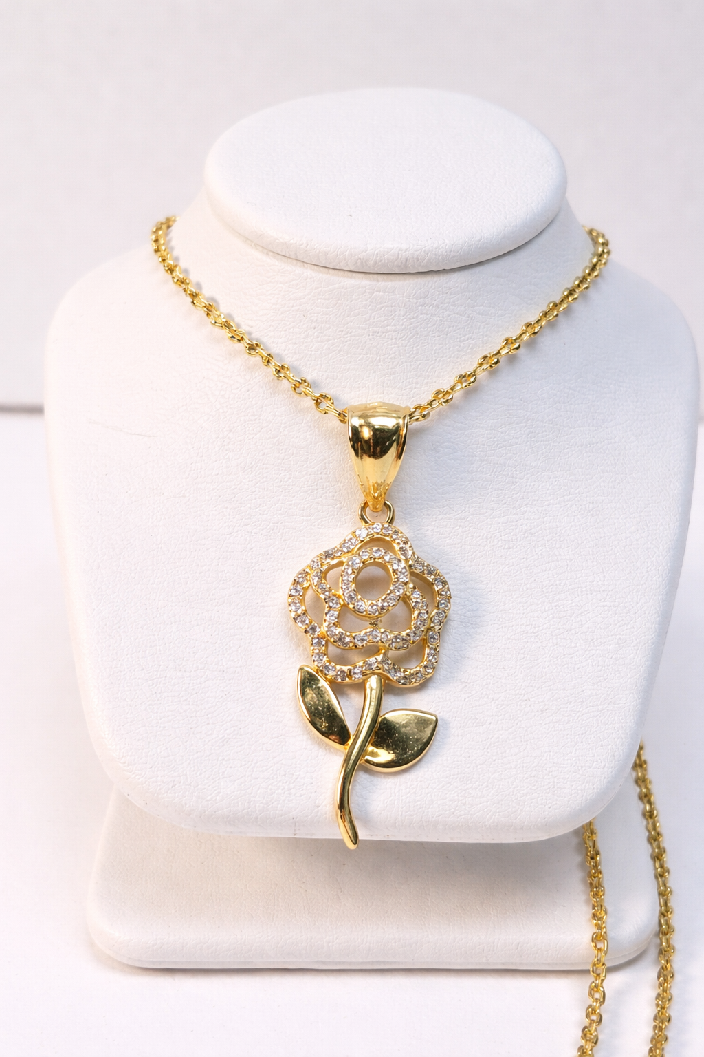 14K Gold Rose Pendant w/ Chain - Dige de Rosa Con Cadena 14k Oro