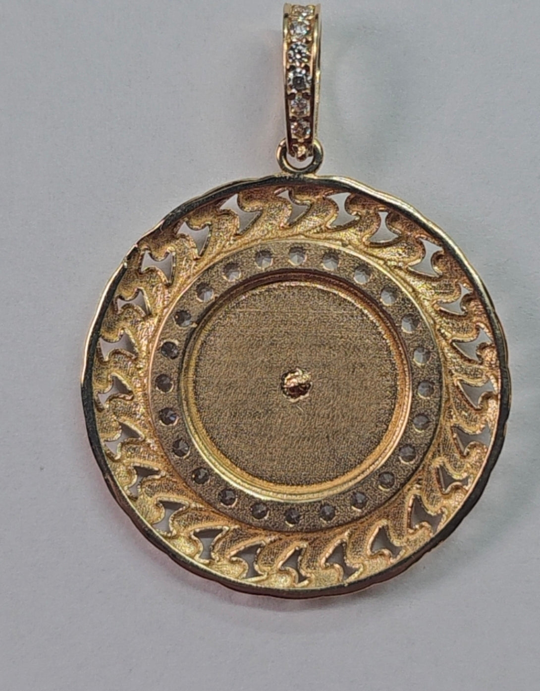 Medalla San Judas Tadeo Oro 14K con Zirconias – Protección y Estilo Premium