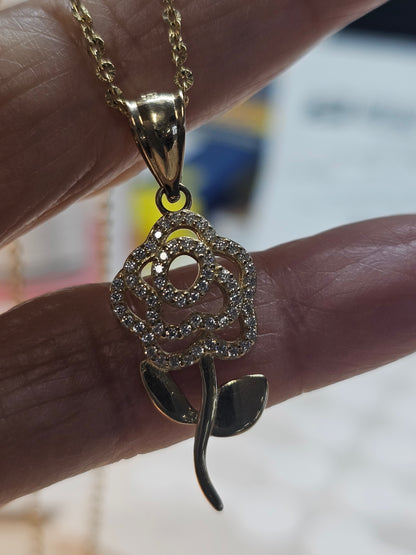 14K Gold Rose Pendant w/ Chain - Dige de Rosa Con Cadena 14k Oro