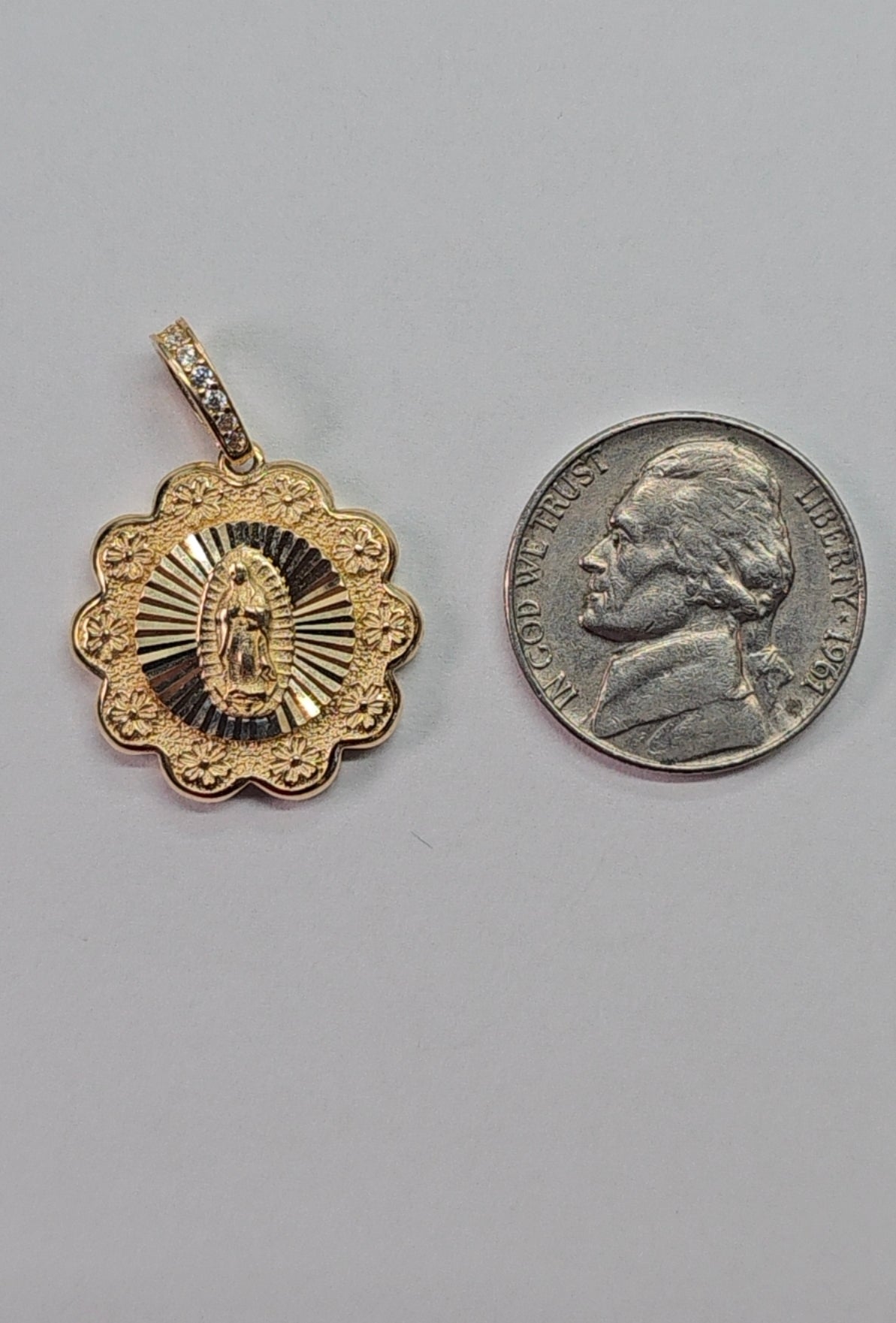 Dije Virgen de Guadalupe Oro 14K Diseño Floral Zirconia