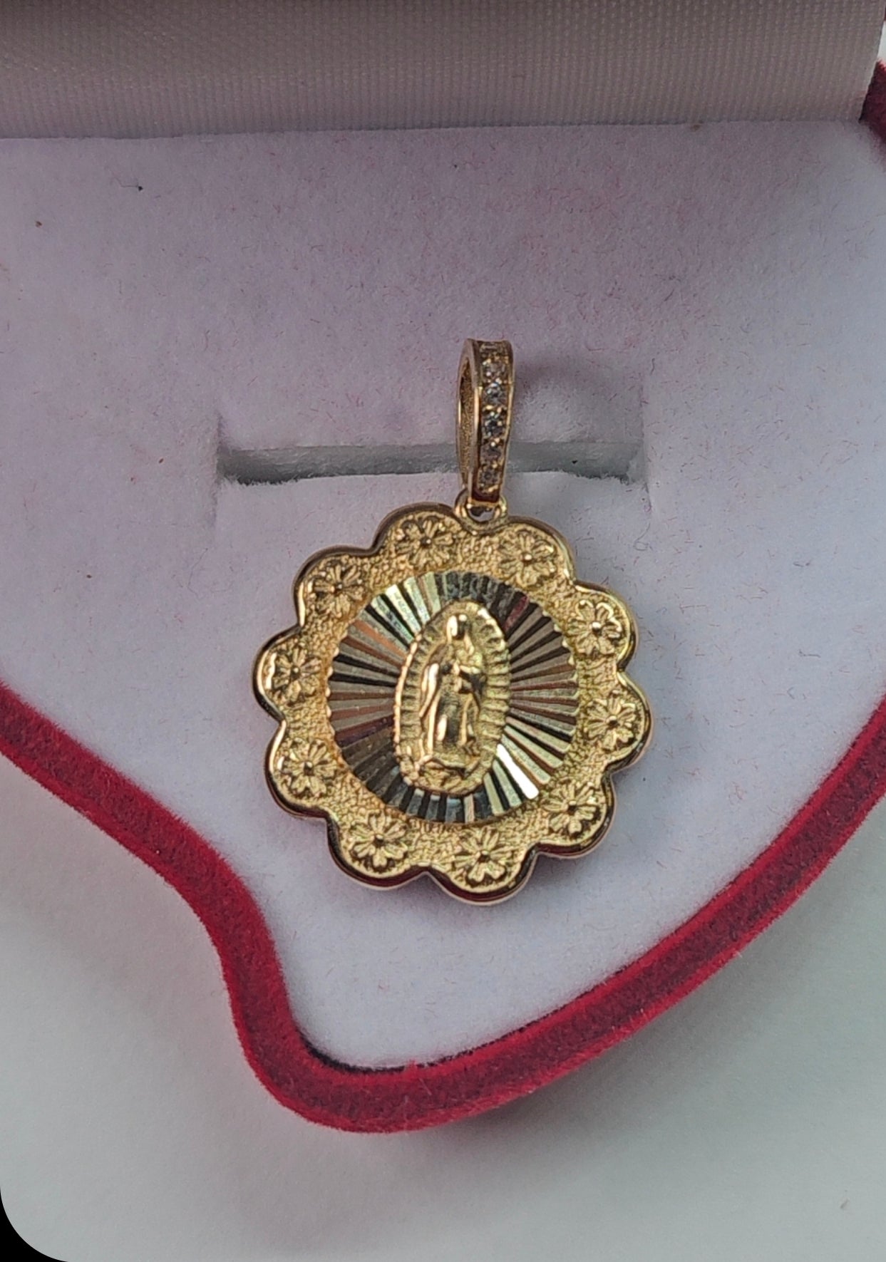 Dije Virgen de Guadalupe Oro 14K Diseño Floral Zirconia