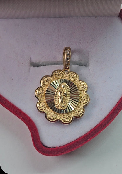 Dije Virgen de Guadalupe Oro 14K Diseño Floral Zirconia