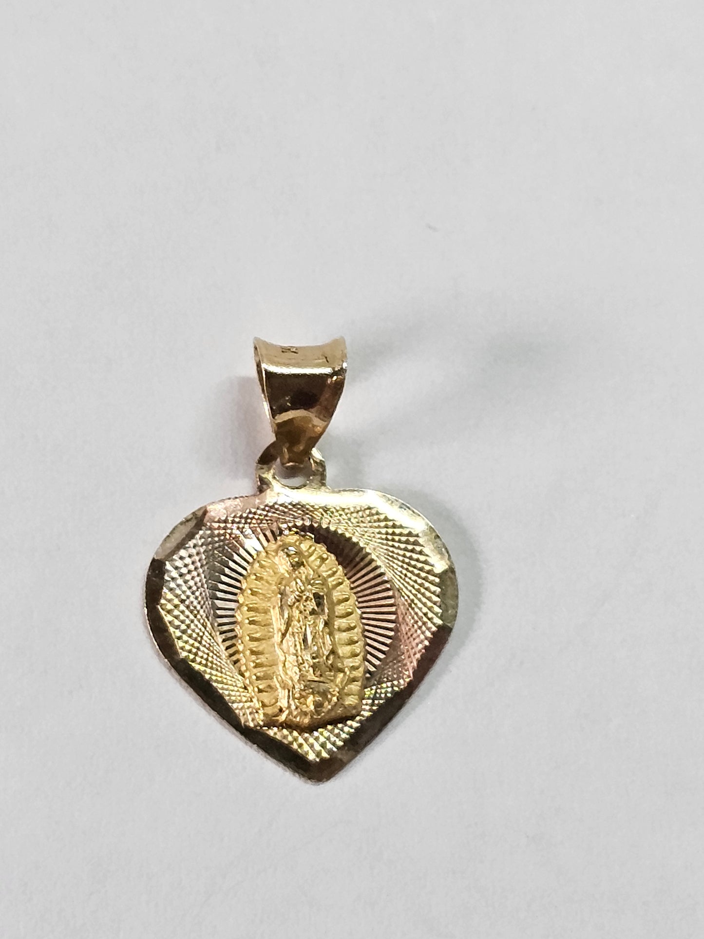 Dige Virgen de Guadalupe forma de corazón  14k
