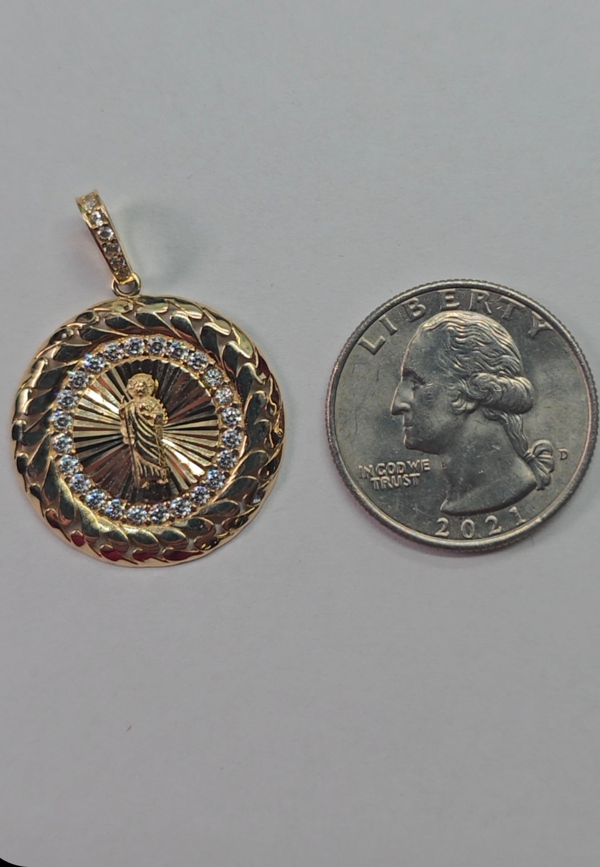 Medalla San Judas Tadeo Oro 14K con Zirconias – Protección y Estilo Premium