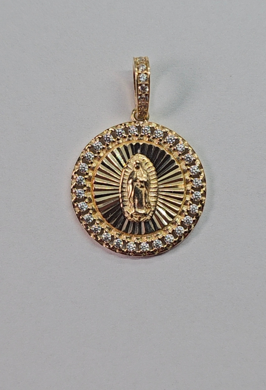 Dije Virgen de Guadalupe en Oro 14K con Brillo de Zirconias
