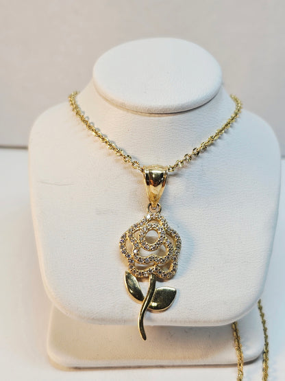 14K Gold Rose Pendant w/ Chain - Dige de Rosa Con Cadena 14k Oro