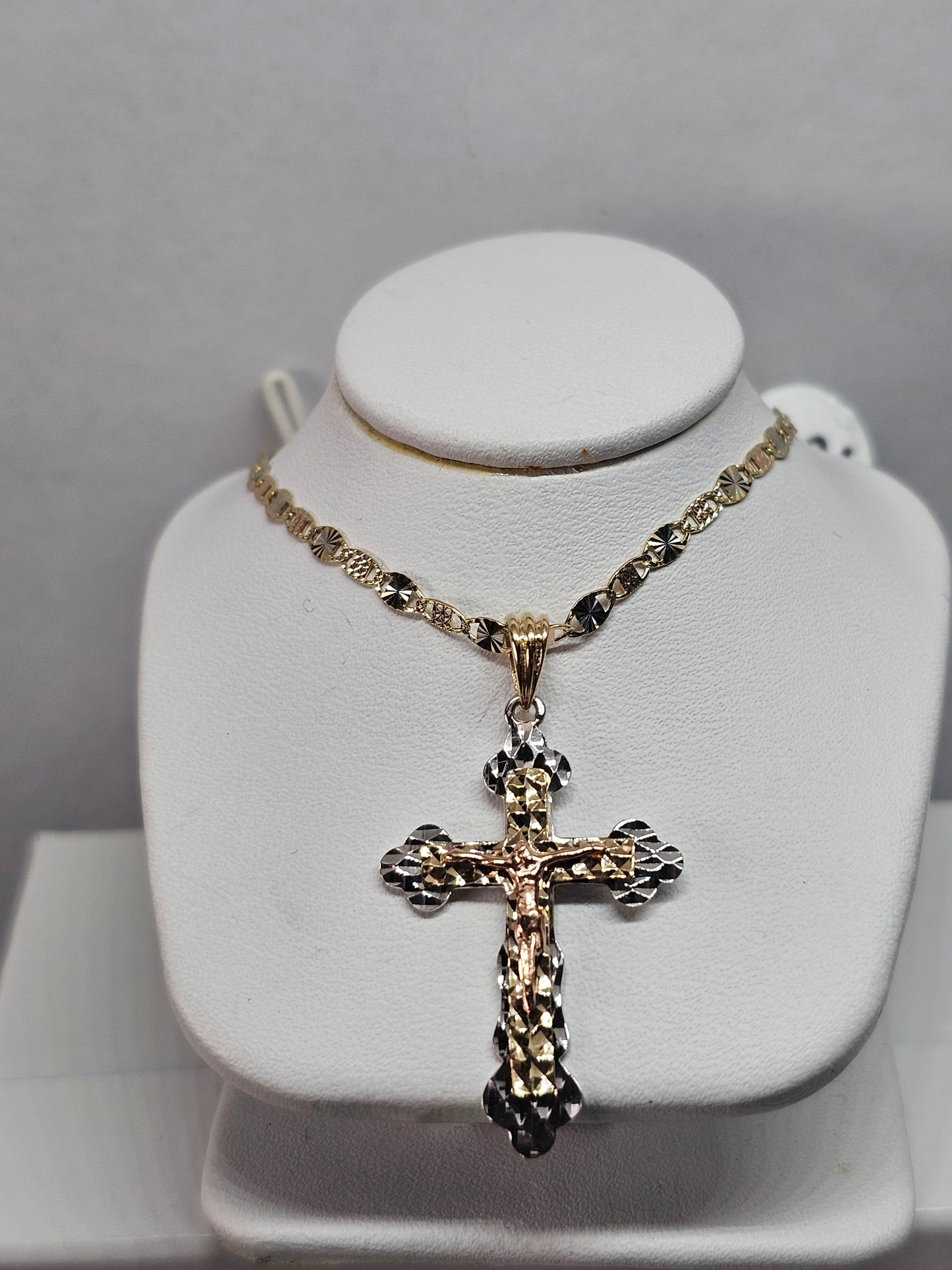 Dige cristo incluida cadena 14k 3 tonos de oro