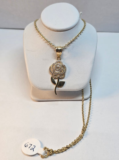 14K Gold Rose Pendant w/ Chain - Dige de Rosa Con Cadena 14k Oro