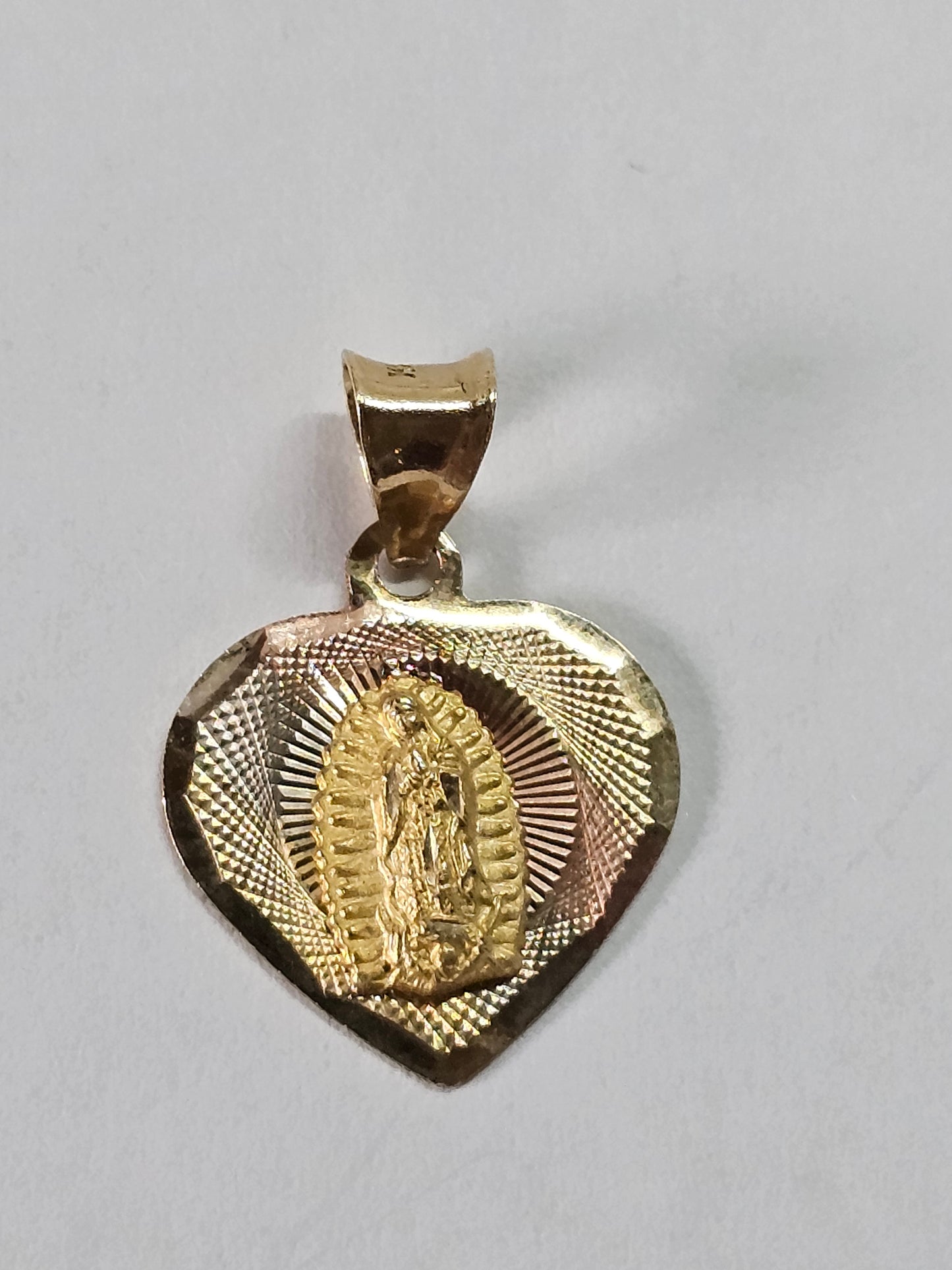 Dige Virgen de Guadalupe forma de corazón  14k