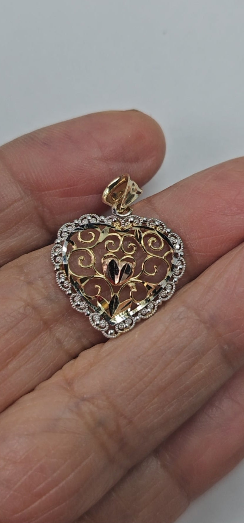 Dije Corazón Oro 14K Diseño Elegante con Zirconias Brillantes