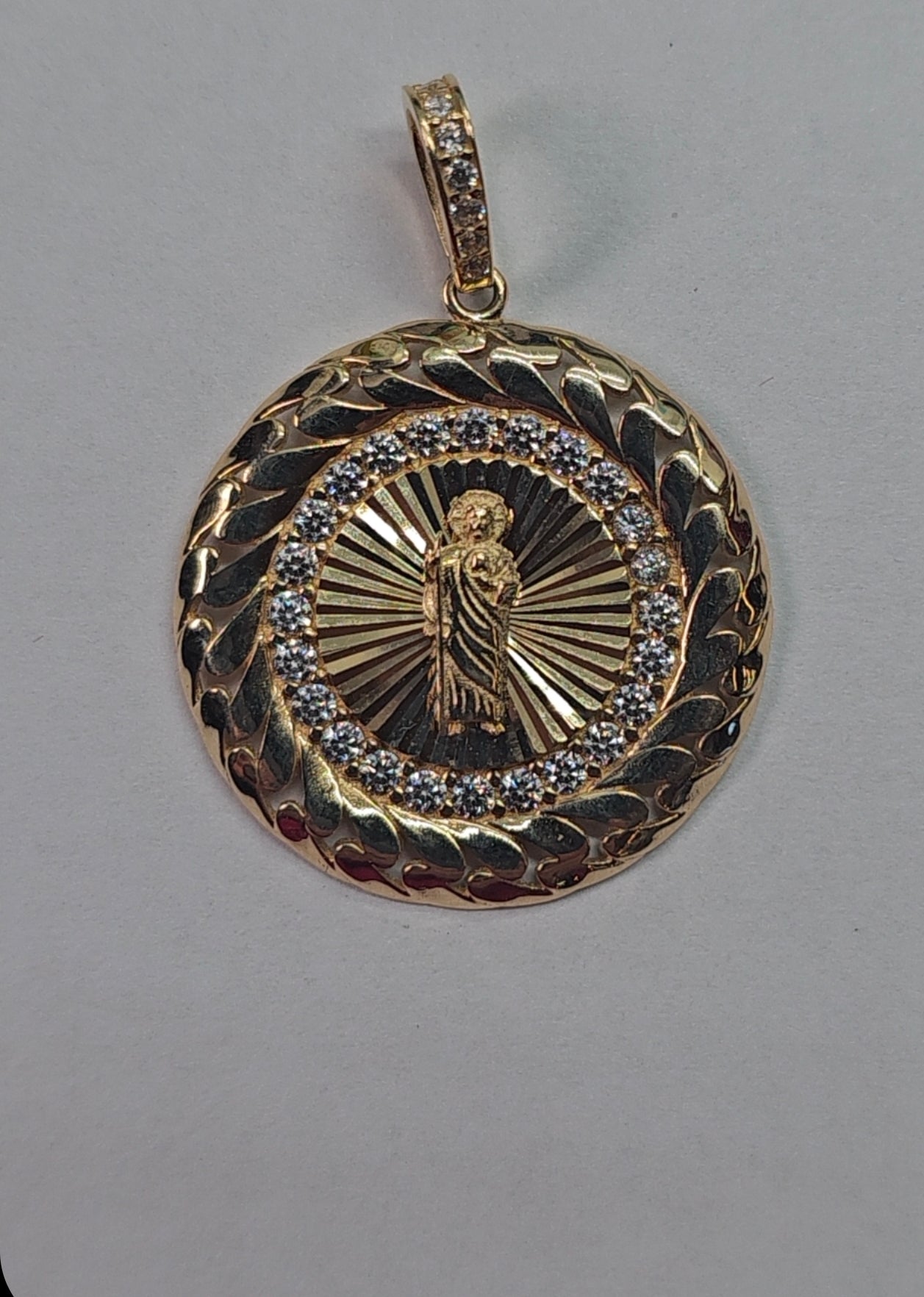 Medalla San Judas Tadeo Oro 14K con Zirconias – Protección y Estilo Premium