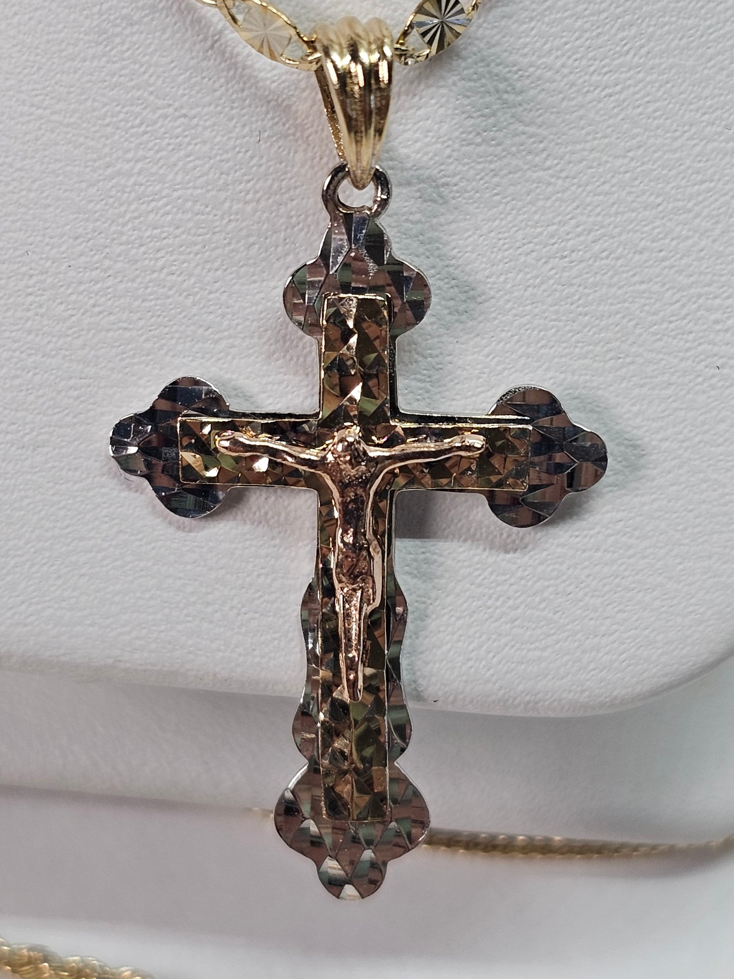 Dige cristo incluida cadena 14k 3 tonos de oro