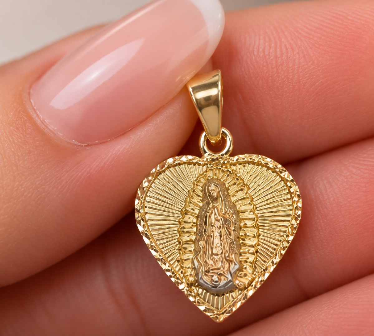 Dije de Virgen de Guadalupe en Corazón de Oro 14K