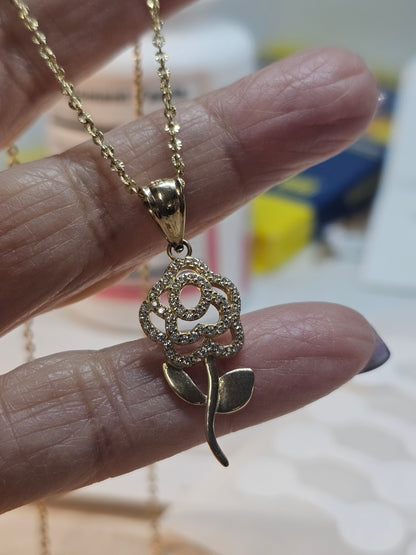 14K Gold Rose Pendant w/ Chain - Dige de Rosa Con Cadena 14k Oro